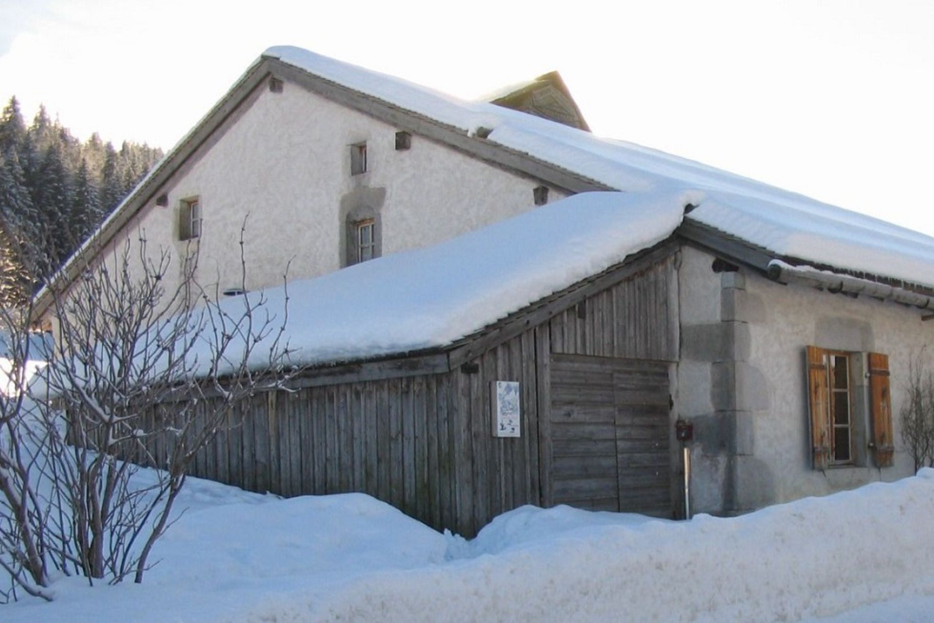 ecomusee-maison-michaud-chapelle-des-bois-visite-guidee-hiver-facade-neige-41492