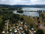 Le lac remoray en arrière plan du camping