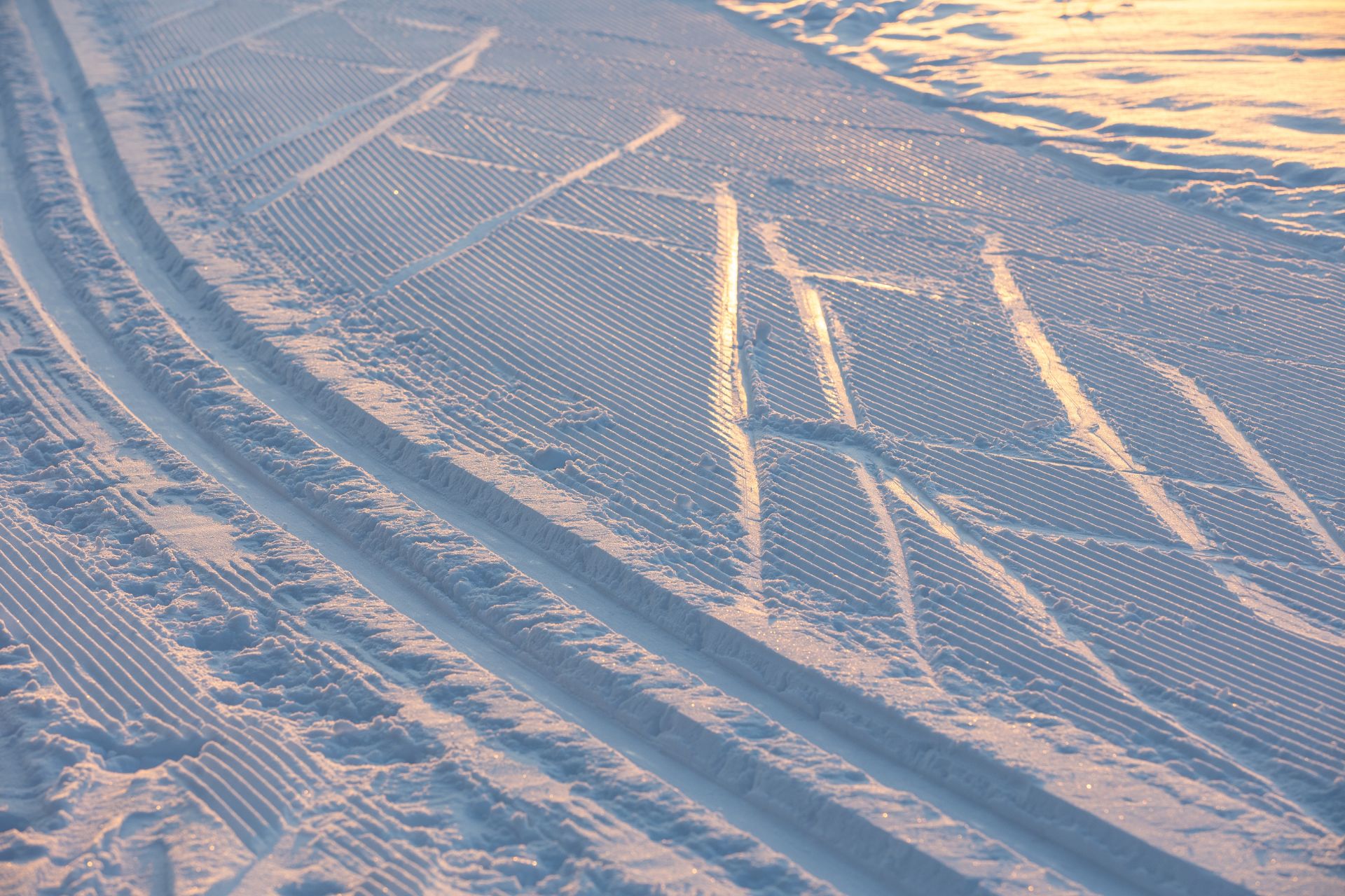 ski-nordique-traces-pistes-moyenne-montagne-soleil-couchant-canva-37475